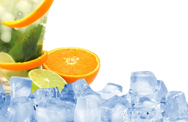 Cocktail freschi estivi con cubetti di ghiaccio — Foto Stock