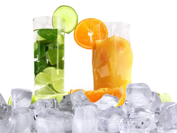 Čerstvé letní koktejly s kostkami ledu — Stock fotografie