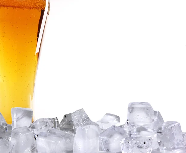 Bierglas mit Eiswürfeln — Stockfoto