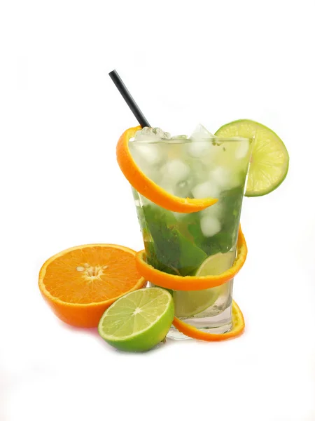 Mojito-Drink mit Zitrusscheiben. Isoliert auf weißem Hintergrund — Stockfoto