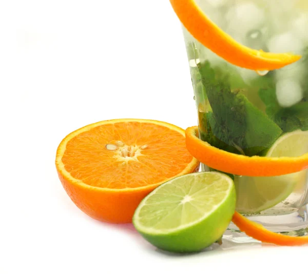 Mojito drink med citrus slices.isolated på vit bakgrund — Stockfoto