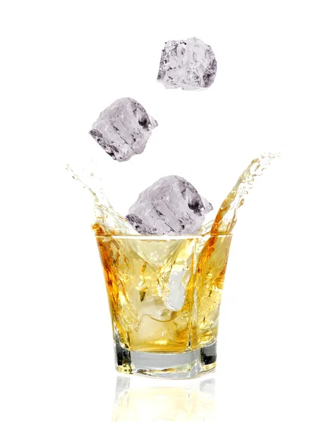 Eiswürfel fallen in Whiskey — Stockfoto