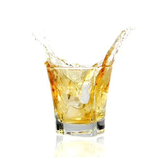 Sklo s whisky stříkající z — Stock fotografie