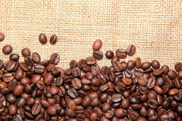 Kávová zrna na plátně — Stock fotografie