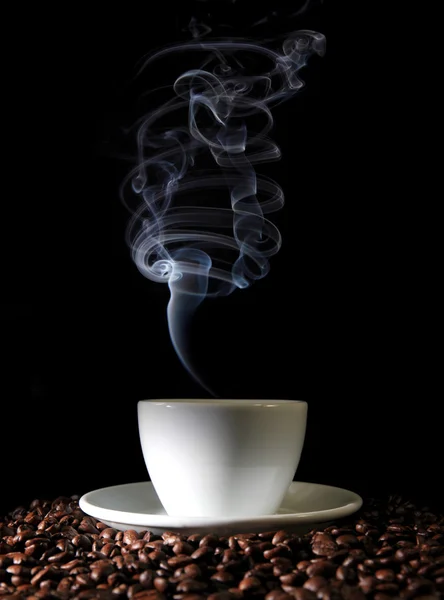 Kahve kahve çekirdekleri, ayrıntı, ile fincan üzerinde duruldu — Stok fotoğraf