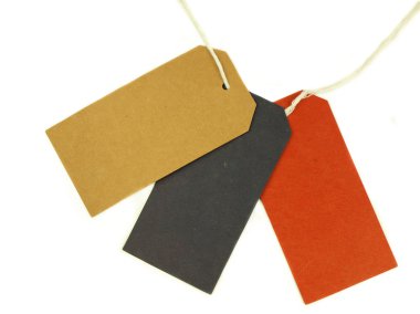 Beyaz arkaplanda izole edilmiş renkli boş etiketler