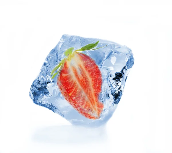 Morango de gelo — Fotografia de Stock