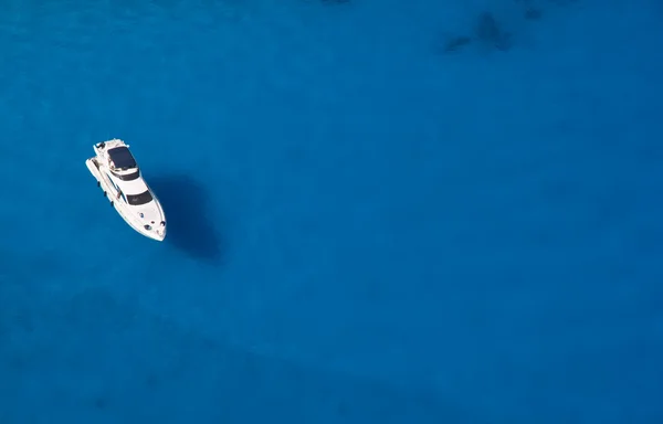 Yacht in ocean — Stock Photo, Image