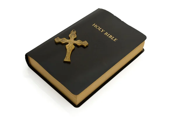 Закрытая Библия с крестом, изолированным на белом — стоковое фото