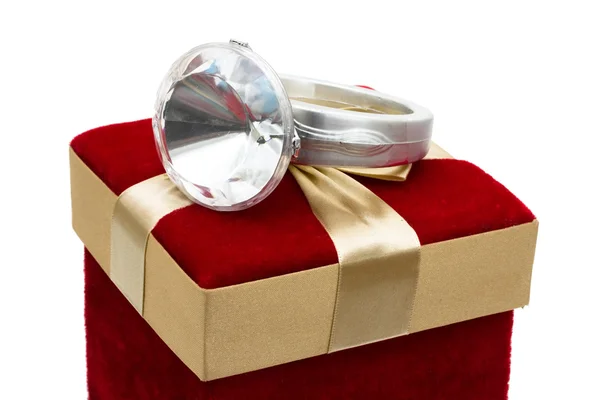 Подарить кольцо с бриллиантом — стоковое фото