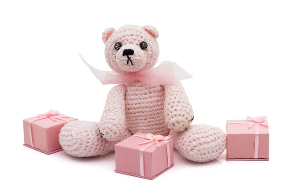 Χαριτωμένο αρκουδάκι σπιτικό με ροζ δώρα — Φωτογραφία Αρχείου