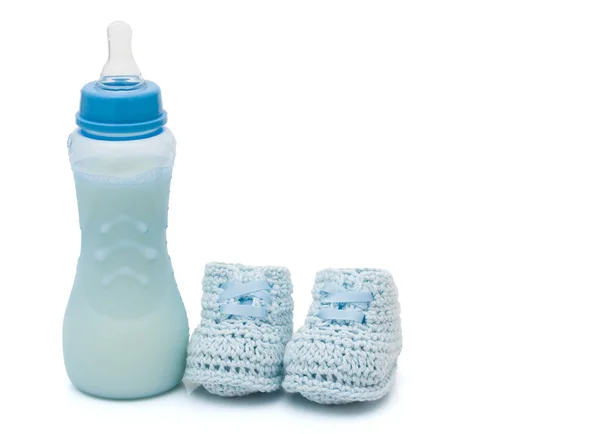 Modré dětské botičky a kojenecká láhev — Stock fotografie