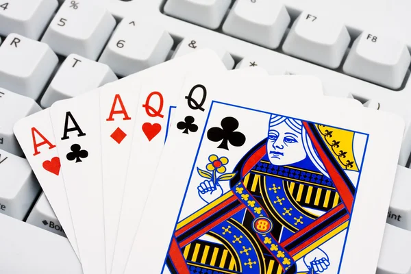 Играть в покер онлайн — стоковое фото