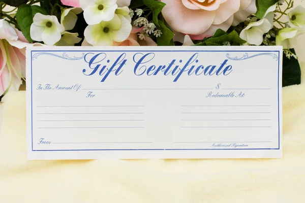 Дарить подарочный сертификат — стоковое фото