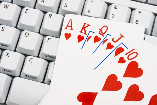 Играть в покер онлайн — стоковое фото