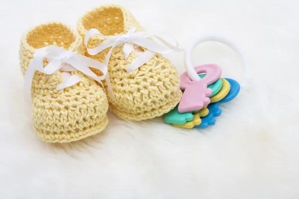 Botas de bebê amarelo — Fotografia de Stock