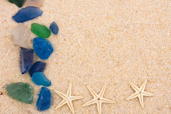 Морские звезды и граница пляжного стекла — стоковое фото