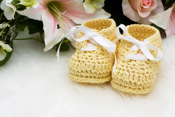 Botas de bebê amarelo — Fotografia de Stock