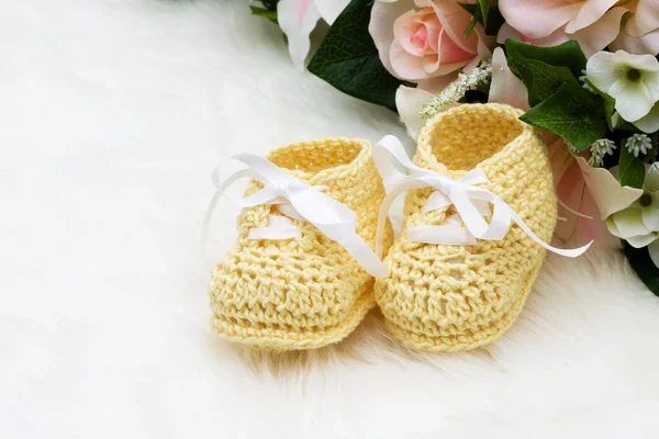 Amarillo bebé botines —  Fotos de Stock