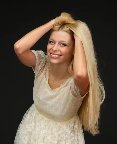 Mulher sorrisos bonita com cabelo magnífico — Fotografia de Stock