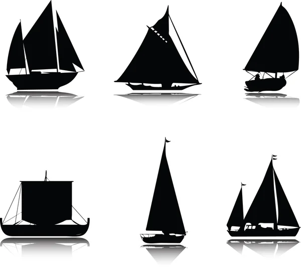 Силуэты лодок — стоковое фото