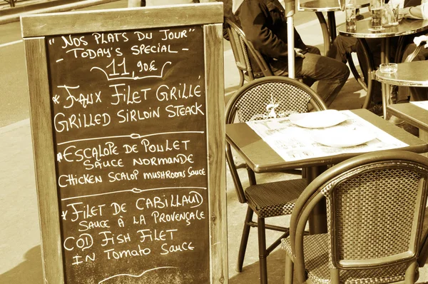 Ресторан в Париже — стоковое фото