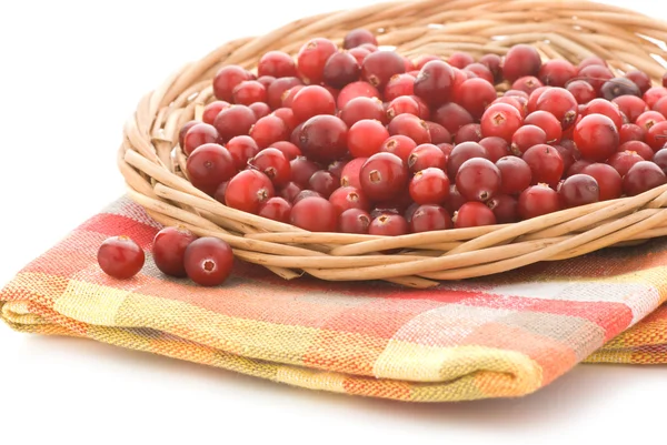 Cranberries em uma bandeja de vime — Fotografia de Stock