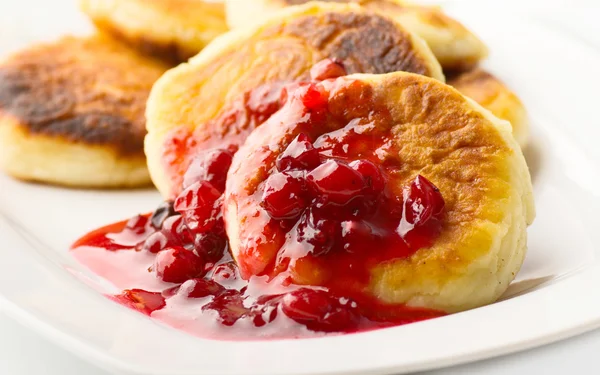 Pannenkoeken met cranberry jam — Stockfoto