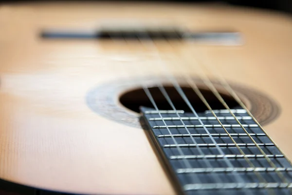 Крупный план гитары и струнных — стоковое фото