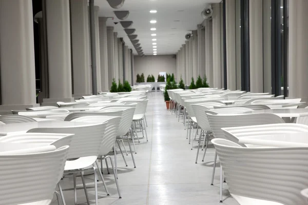 Restaurant avec chaises blanches Photo De Stock