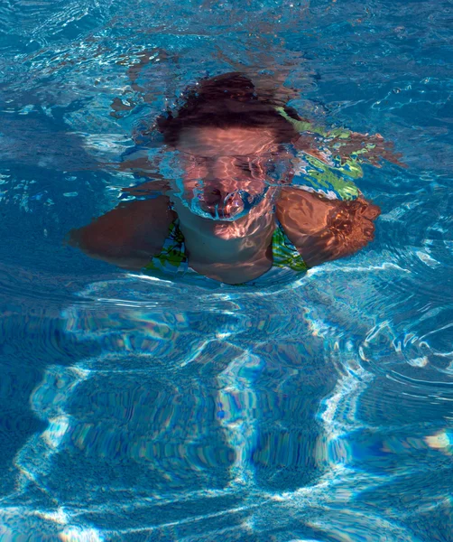 Ragazza nuoto subacqueo — Foto Stock