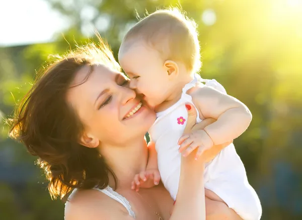Mãe feliz e filha sorrindo — Fotografia de Stock
