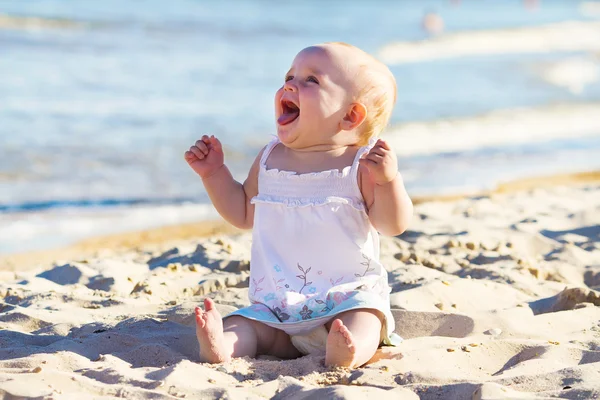 Baby op een strand — Stockfoto