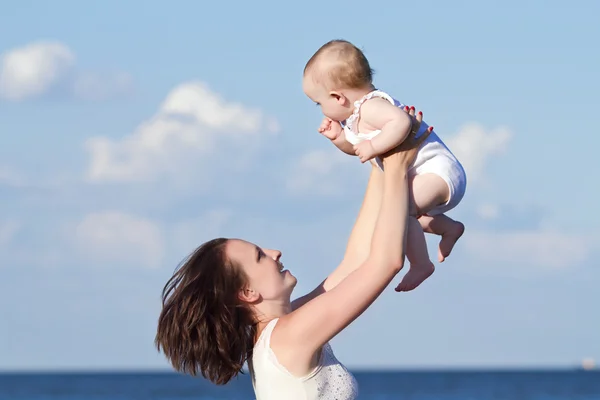 Mãe feliz e bebê — Fotografia de Stock
