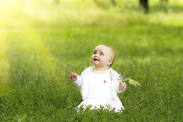 Мила маленька дівчинка на траві — стокове фото