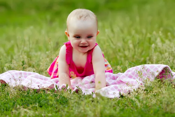 Χαριτωμένο μικρό κορίτσι στο χόρτο — Φωτογραφία Αρχείου