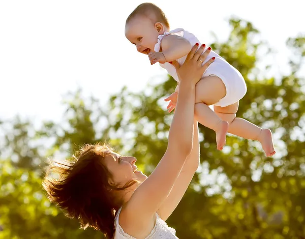 Lycklig mor och barn — Stockfoto