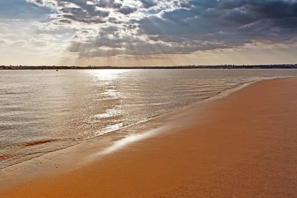 Stranden på stranden av floden tejo. — Stockfoto