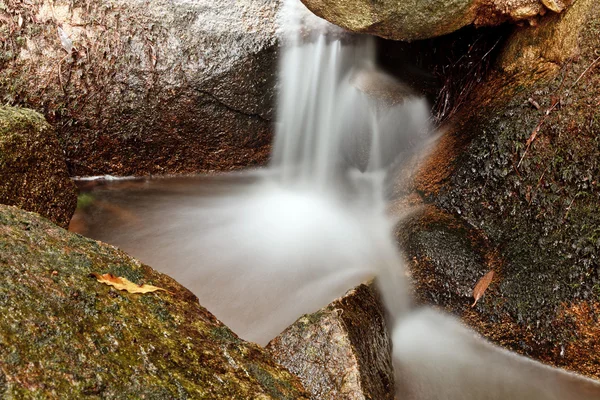 Kleiner natürlicher Wasserfall. — Stockfoto