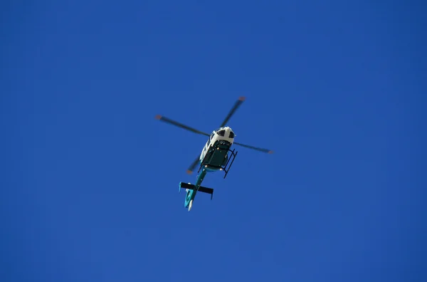 Gökyüzündeki helikopter