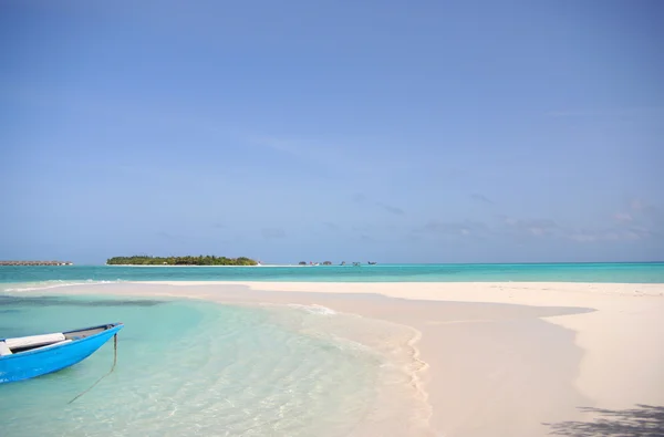 Ankommendes Boot auf einer kleinen maledivischen Insel lizenzfreie Stockbilder