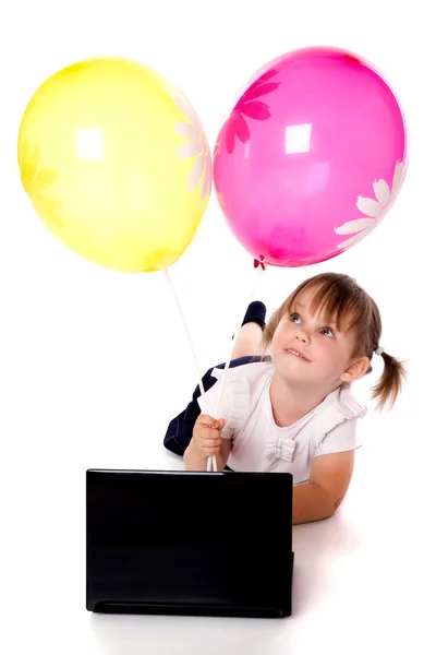 Девушка с воздушными шарами и ноутбуком — стоковое фото
