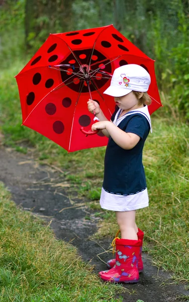 Lilla flicka, paraply och gummi stövlar — Stockfoto