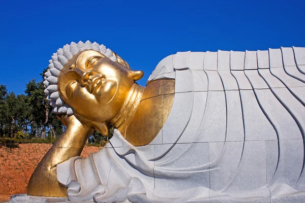 Aşağı uzanmış buddha heykeli — Stok fotoğraf