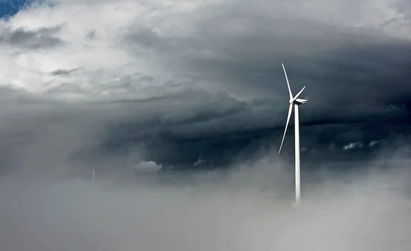 Moinho de vento gerador de energia elétrica — Fotografia de Stock
