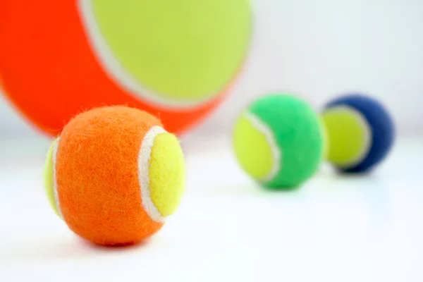 Piłki tenisowe kolorowe — Zdjęcie stockowe