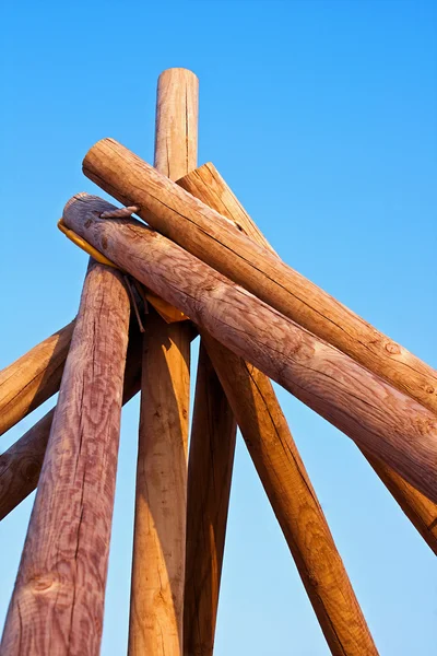 Estructura cónica de madera troncos — Foto de Stock