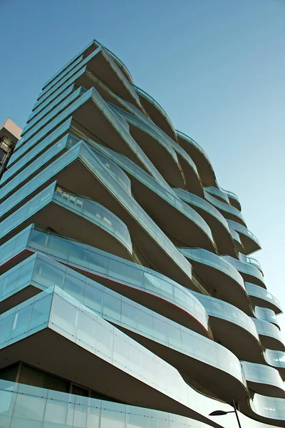 Modernes Gebäude mit neuem Balkondesign — Stockfoto