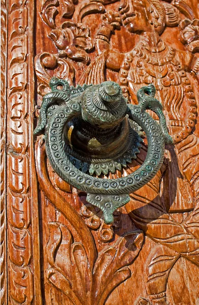 아름 다운 금속 문 고리 — 스톡 사진
