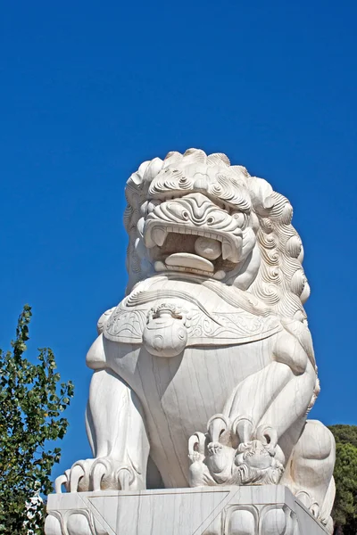 백색 아시아 사자 동상 — 스톡 사진